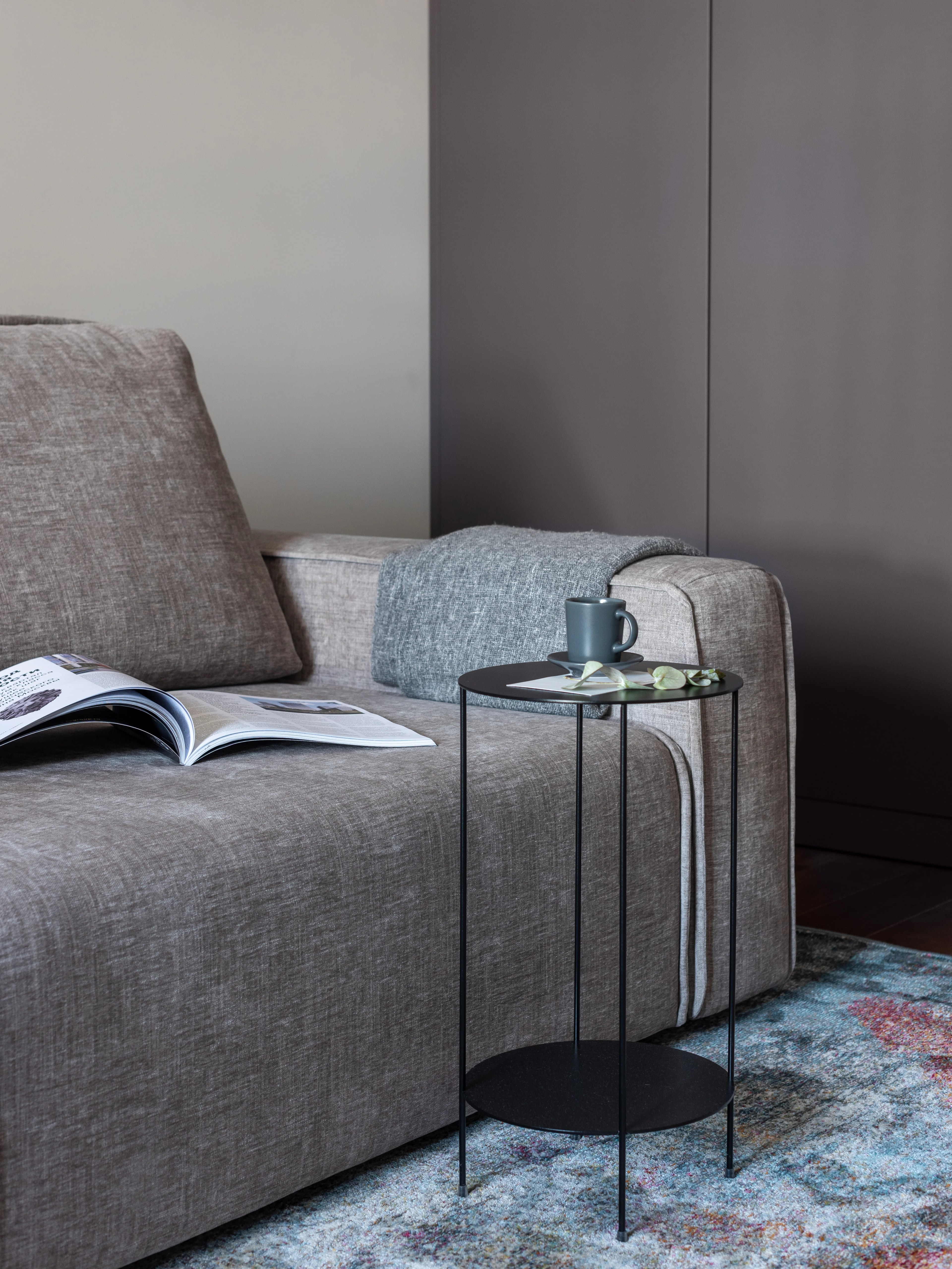 Элегантный диван в темных оттенках
